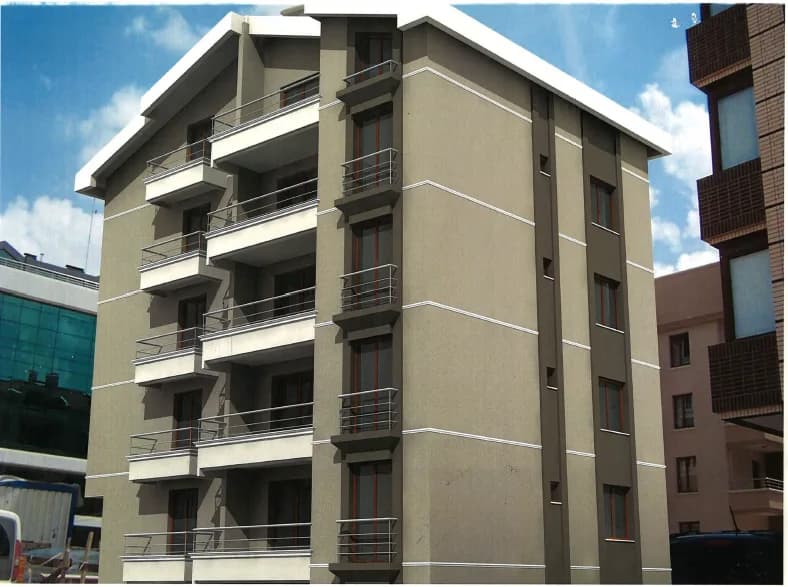 Tamamlanmış beş katlı bej cepheli apartman binasının sokaktan fotoğrafı