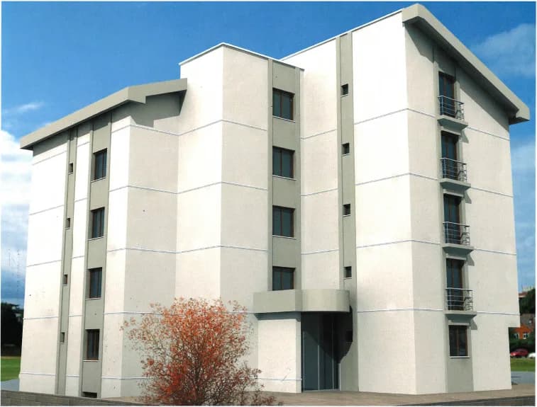 Beyaz cepheli dört katlı apartman bloğunun köşeden görseli