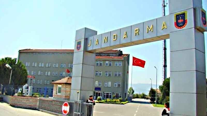 Girişinde JANDARMA tabelası ve Türk bayrağı bulunan jandarma komutanlık tesisi